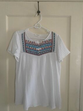 beachlunchlounge White Tunic with Multicolor Embroidered Yoke